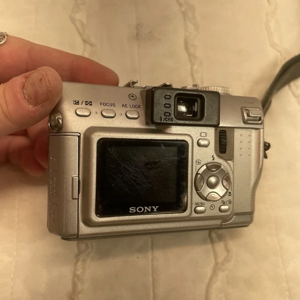 Sony‎ Digital Camera Cybershot DSC-V1 5.0MP w/Battery UNTESTED